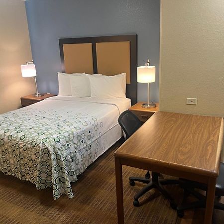 Hometowne Studios And Suites By Red Roof Greensboro Extérieur photo