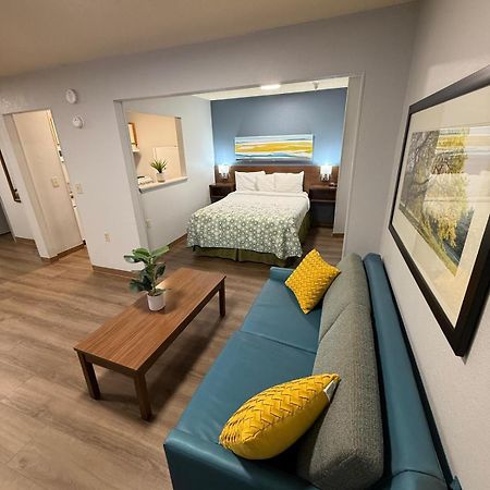 Hometowne Studios And Suites By Red Roof Greensboro Extérieur photo