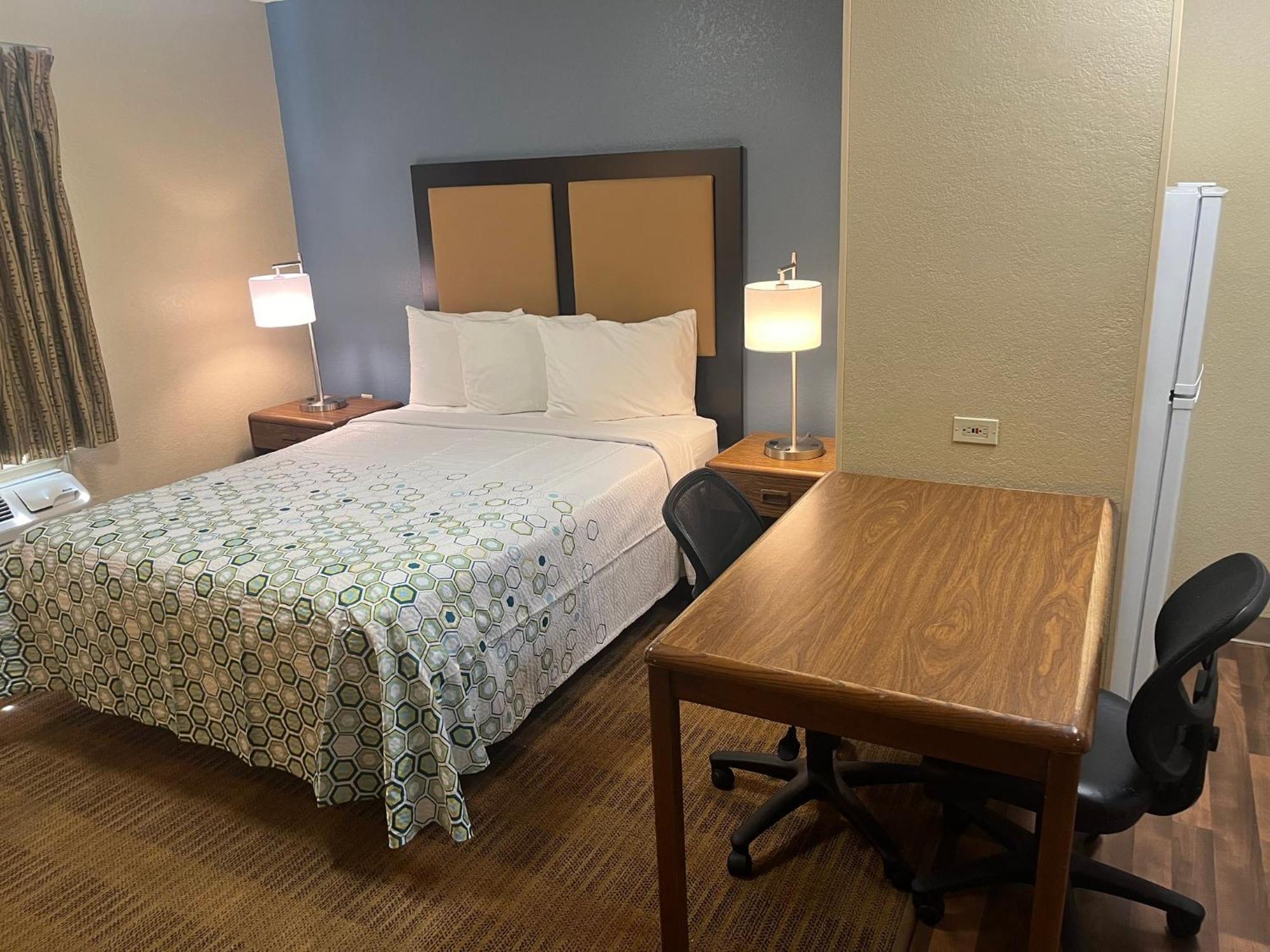 Hometowne Studios And Suites By Red Roof Greensboro Extérieur photo