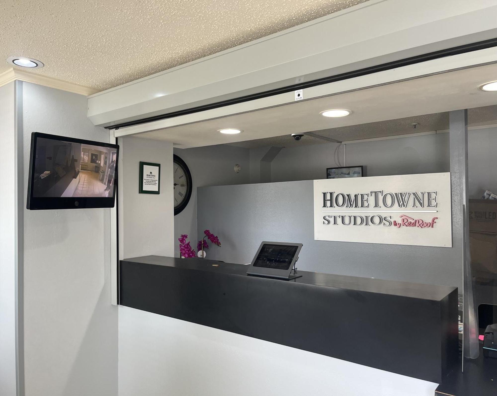Hometowne Studios And Suites By Red Roof Greensboro Extérieur photo