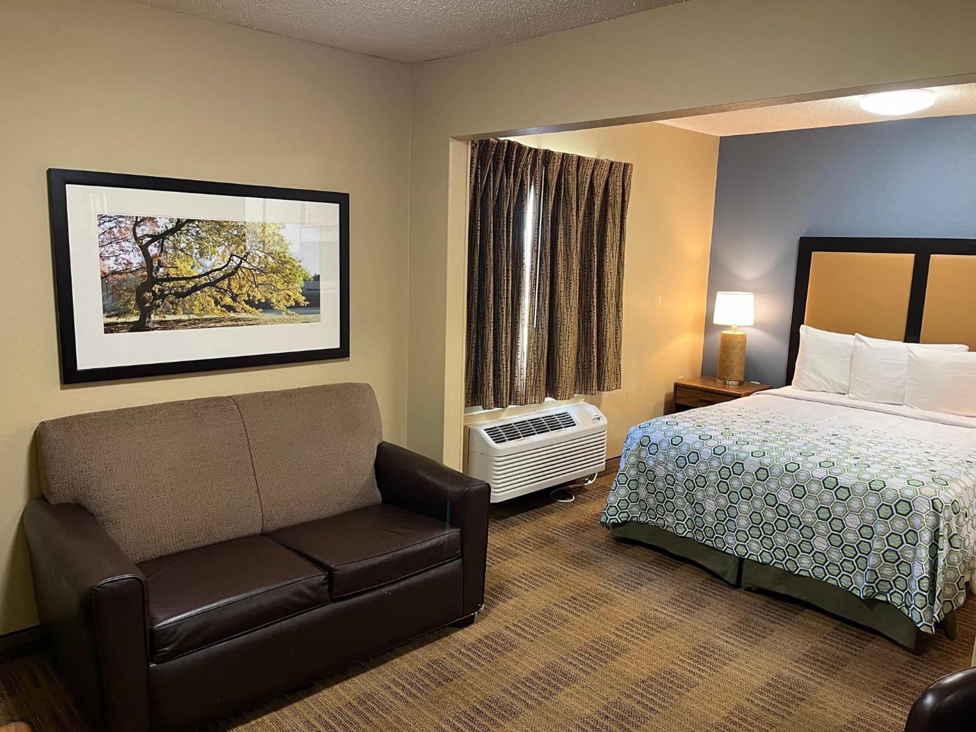 Hometowne Studios And Suites By Red Roof Greensboro Extérieur photo