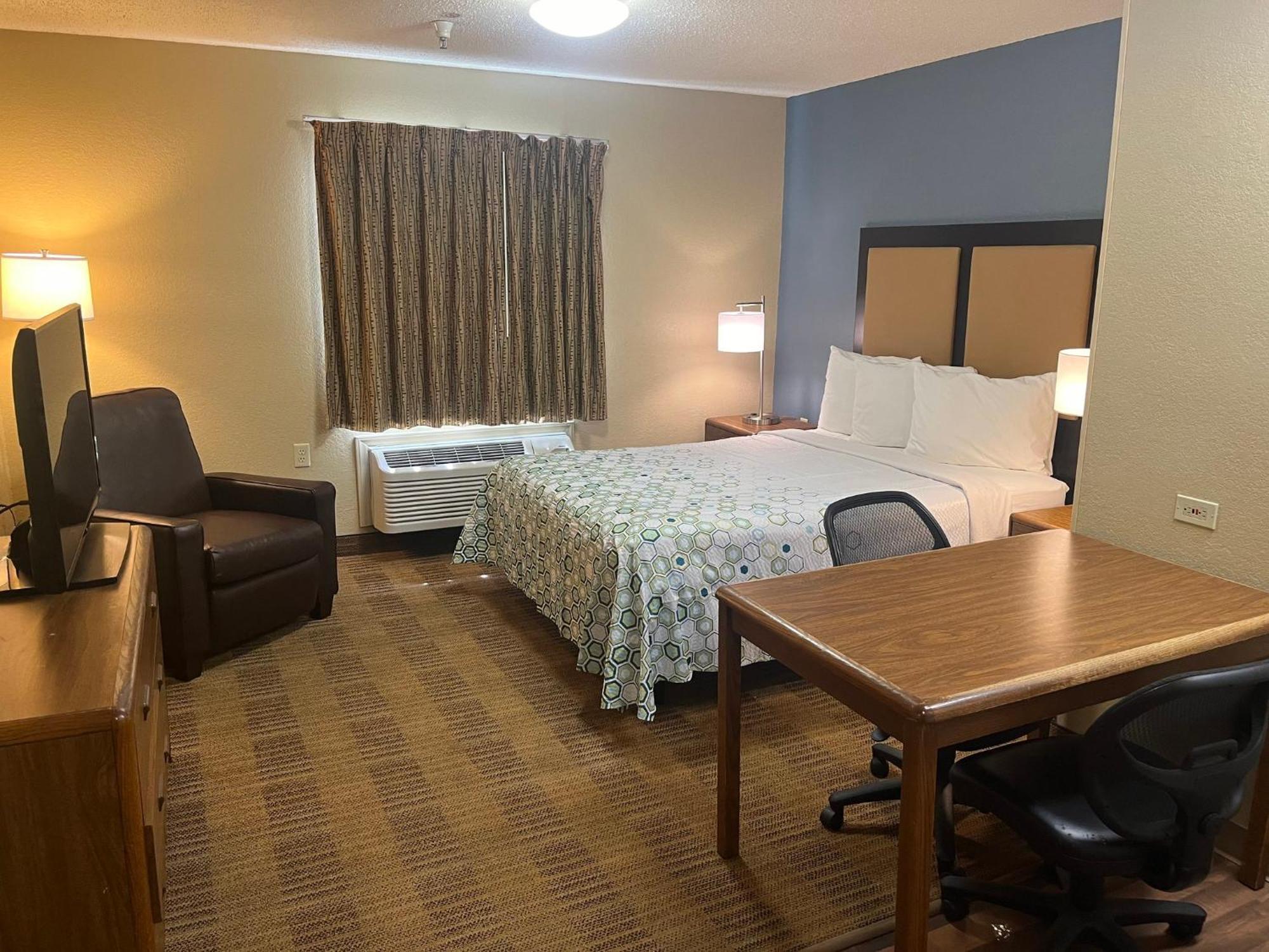 Hometowne Studios And Suites By Red Roof Greensboro Extérieur photo
