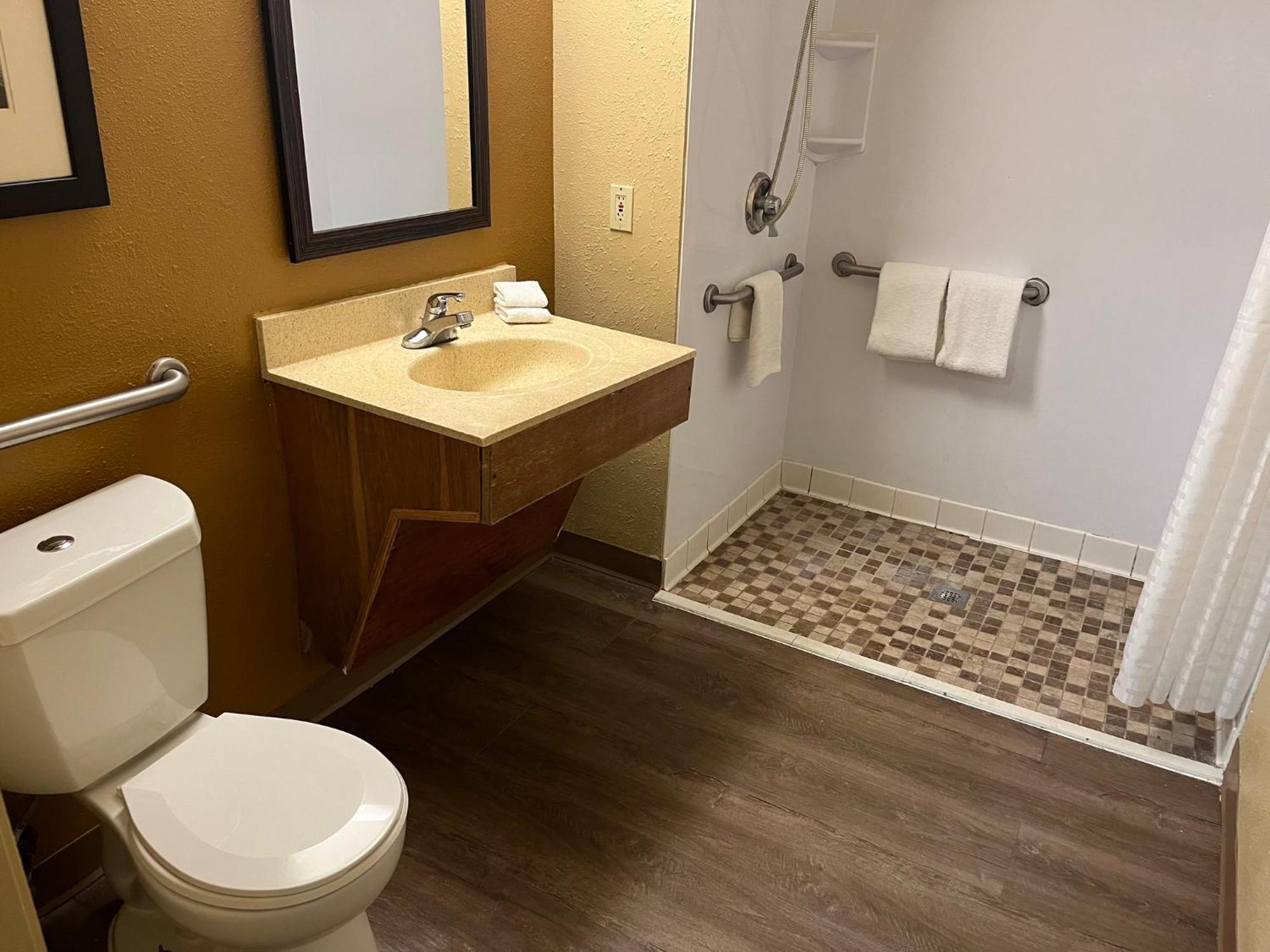 Hometowne Studios And Suites By Red Roof Greensboro Extérieur photo