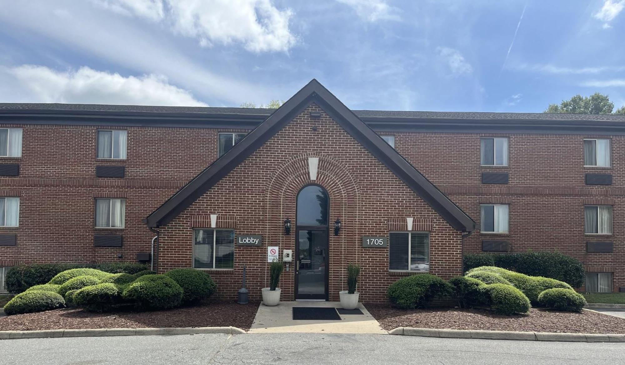 Hometowne Studios And Suites By Red Roof Greensboro Extérieur photo