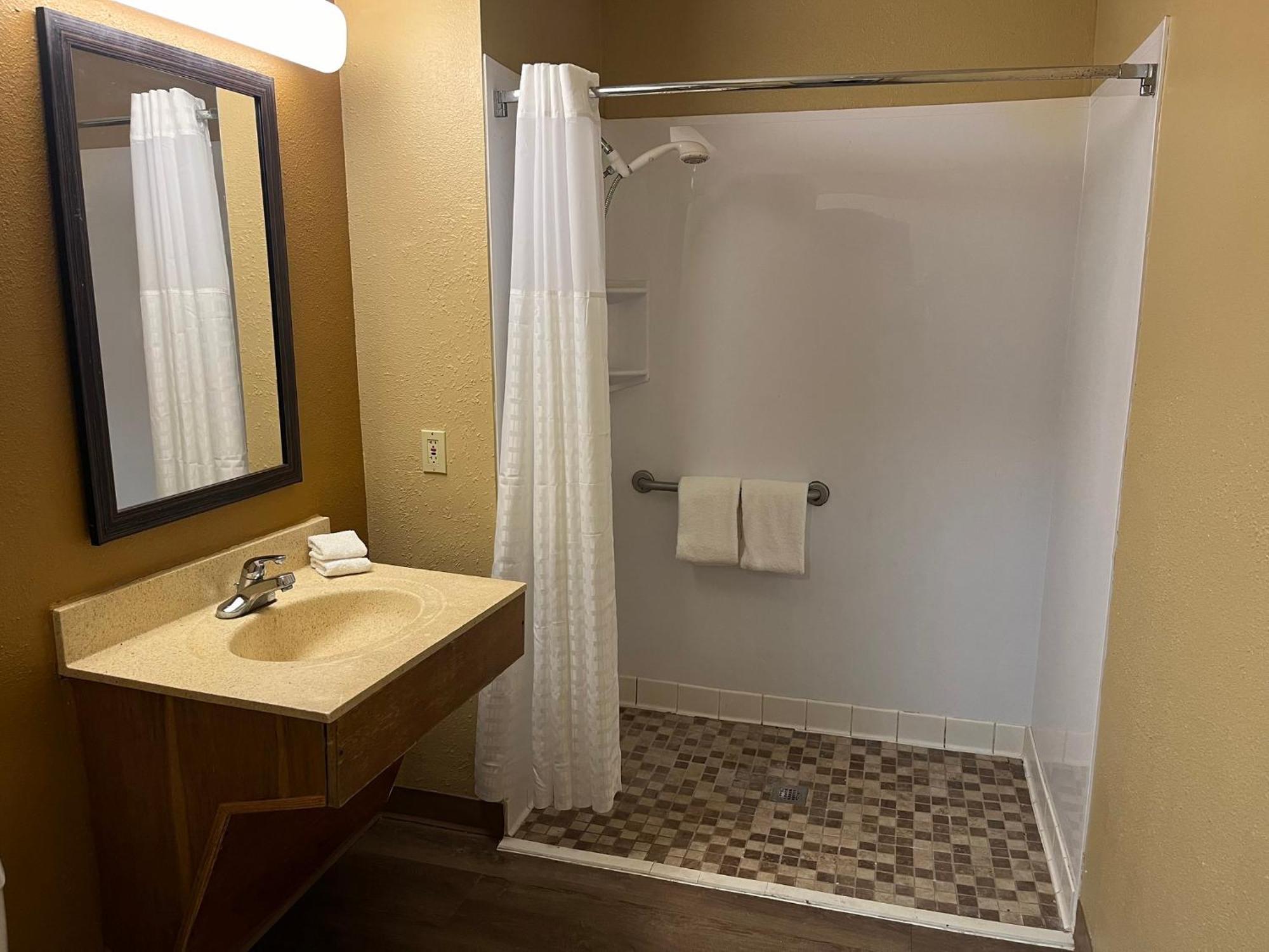 Hometowne Studios And Suites By Red Roof Greensboro Extérieur photo