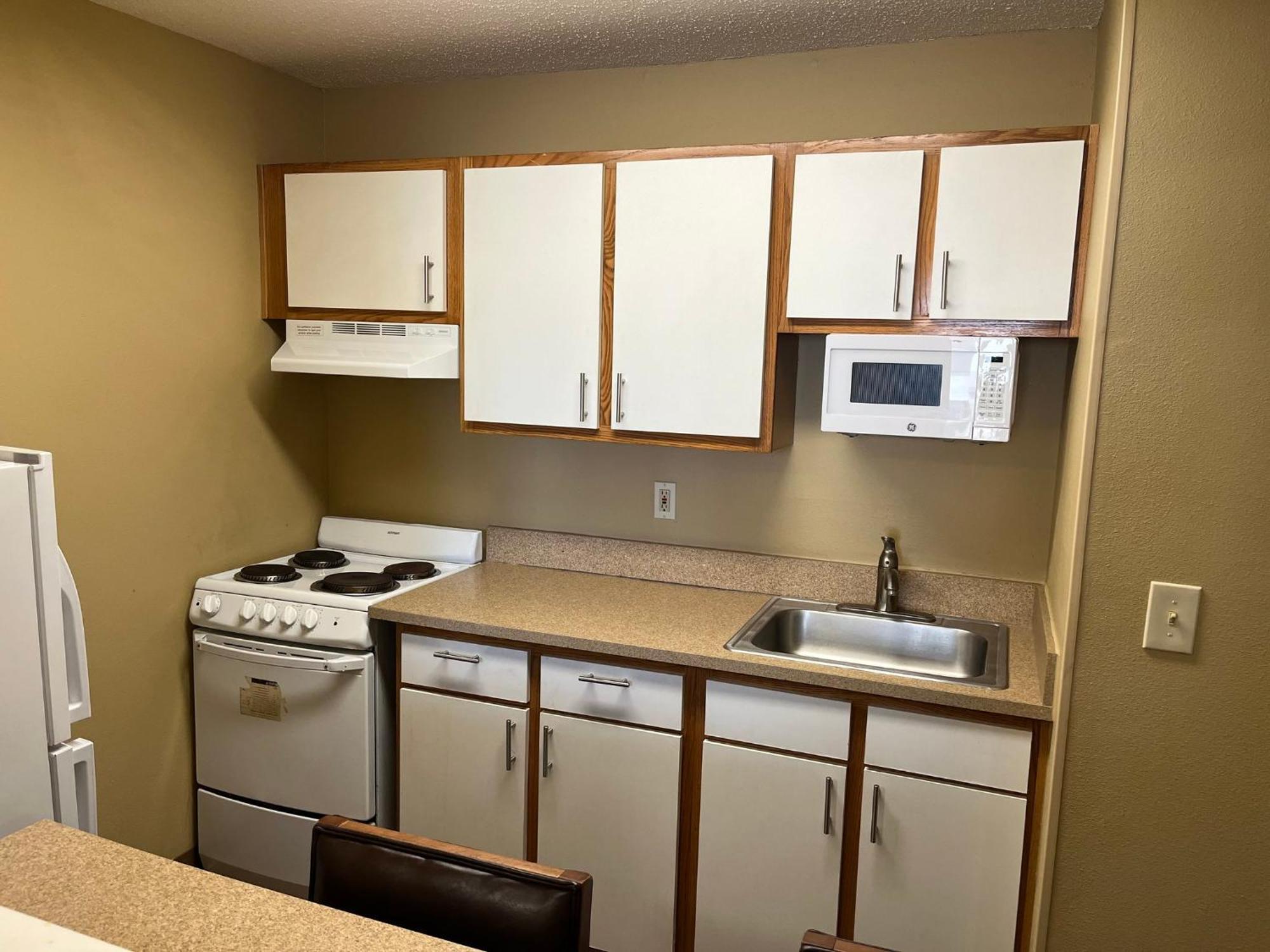 Hometowne Studios And Suites By Red Roof Greensboro Extérieur photo