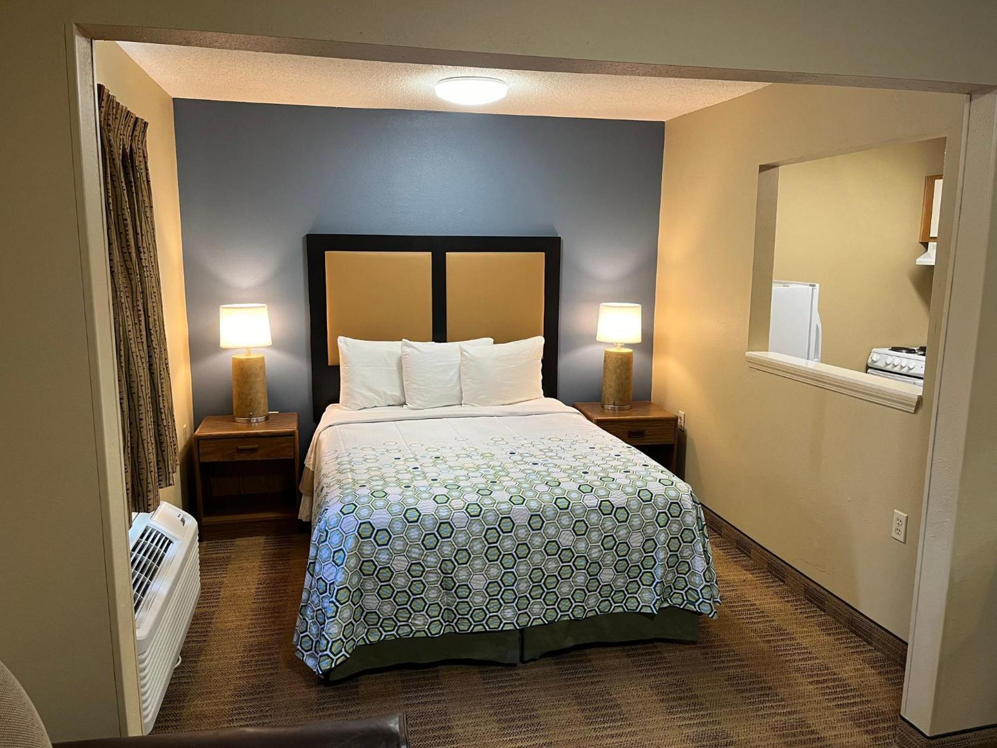 Hometowne Studios And Suites By Red Roof Greensboro Extérieur photo