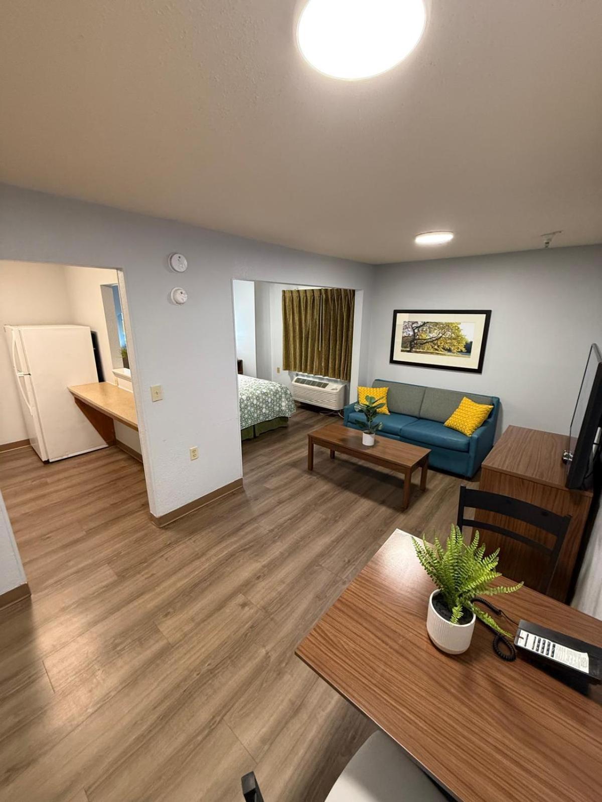 Hometowne Studios And Suites By Red Roof Greensboro Extérieur photo