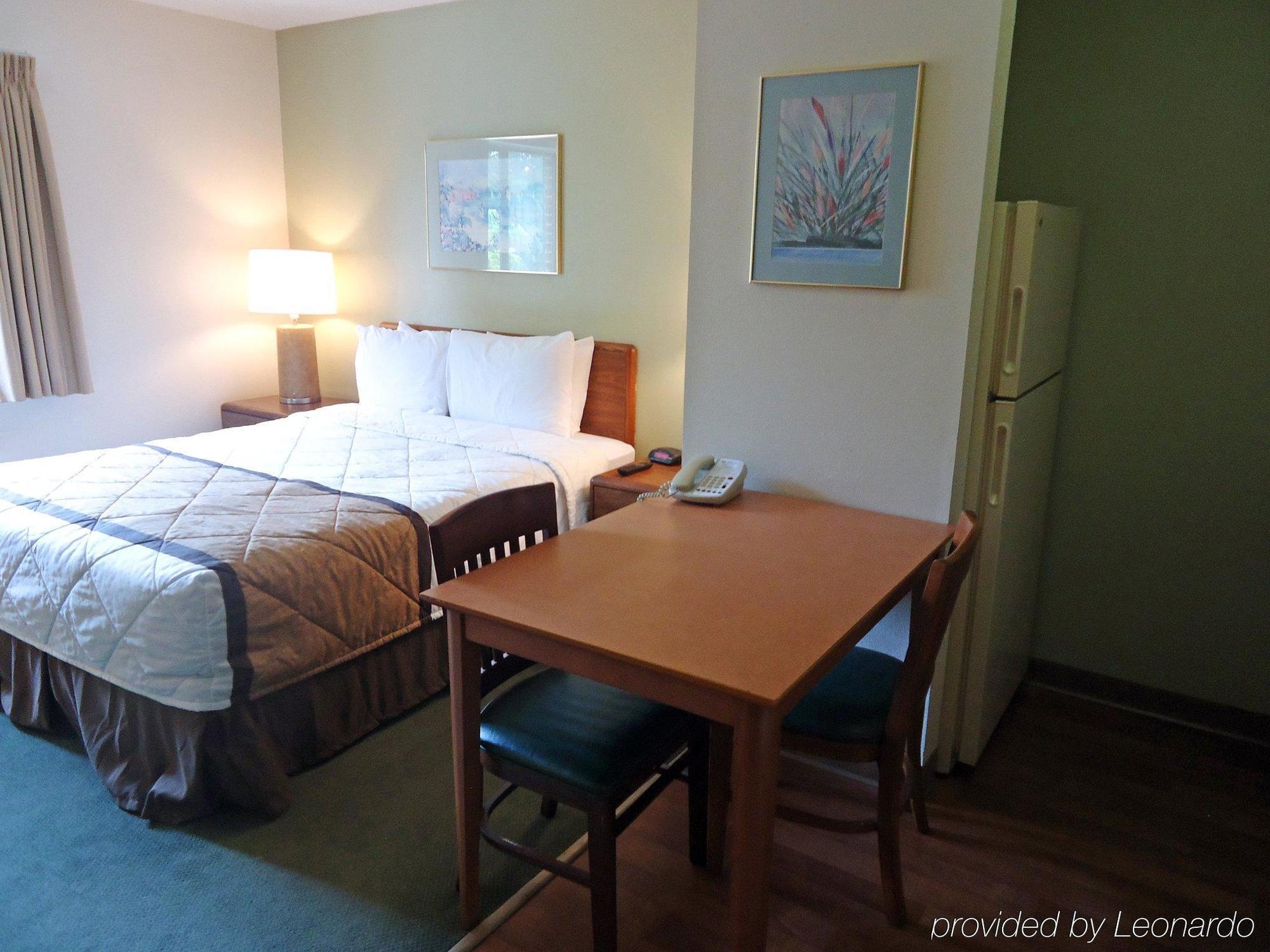 Hometowne Studios And Suites By Red Roof Greensboro Extérieur photo