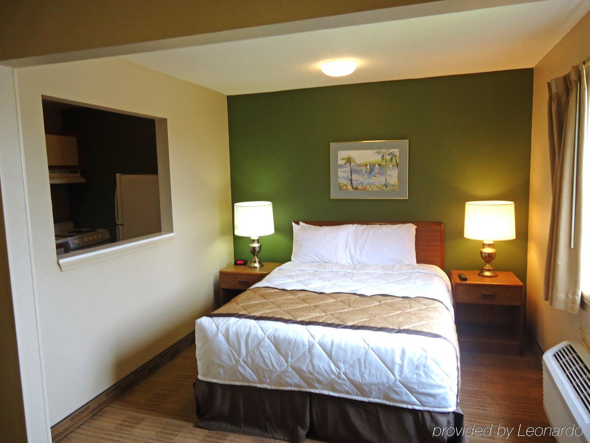 Hometowne Studios And Suites By Red Roof Greensboro Extérieur photo