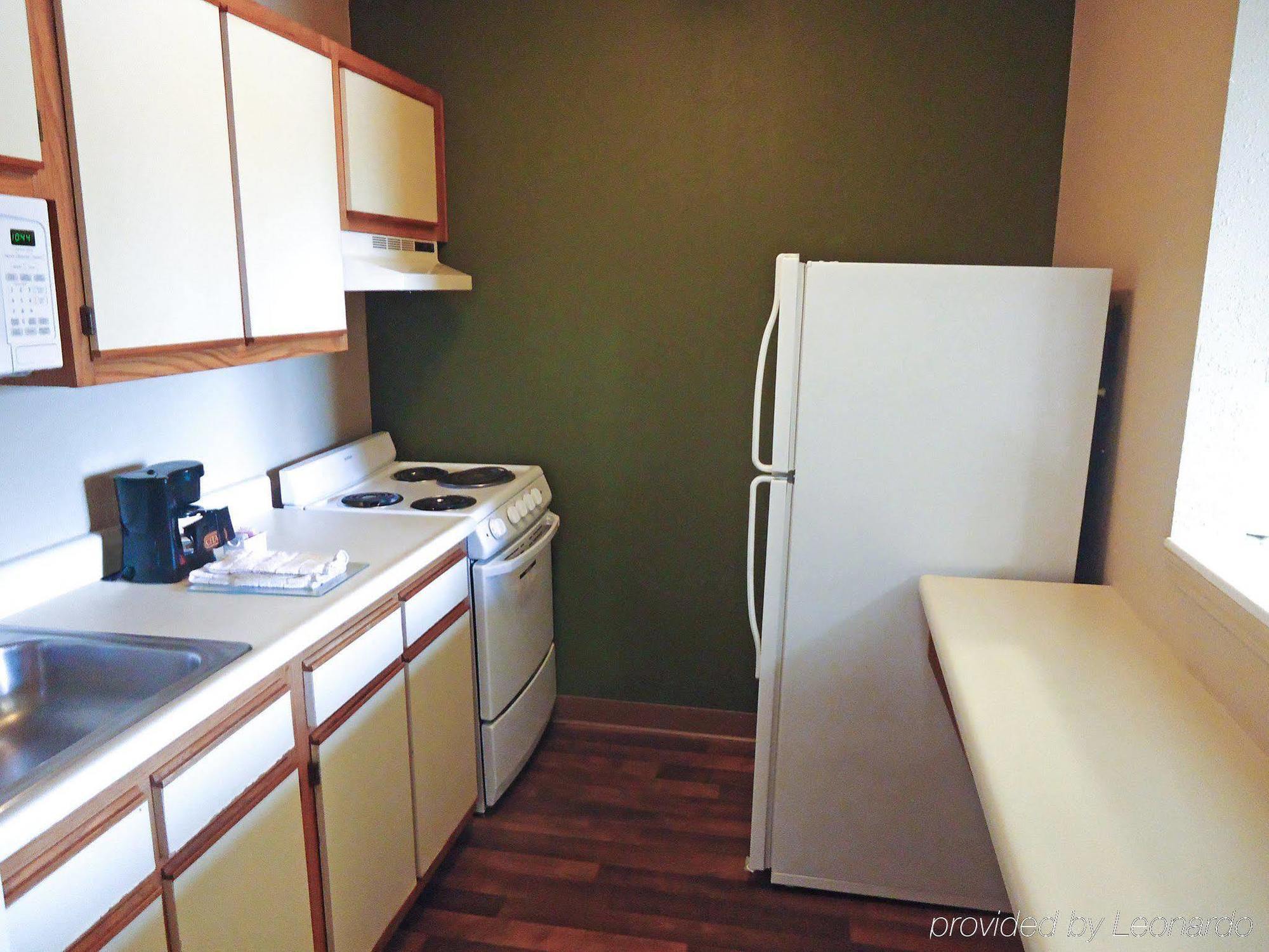 Hometowne Studios And Suites By Red Roof Greensboro Extérieur photo