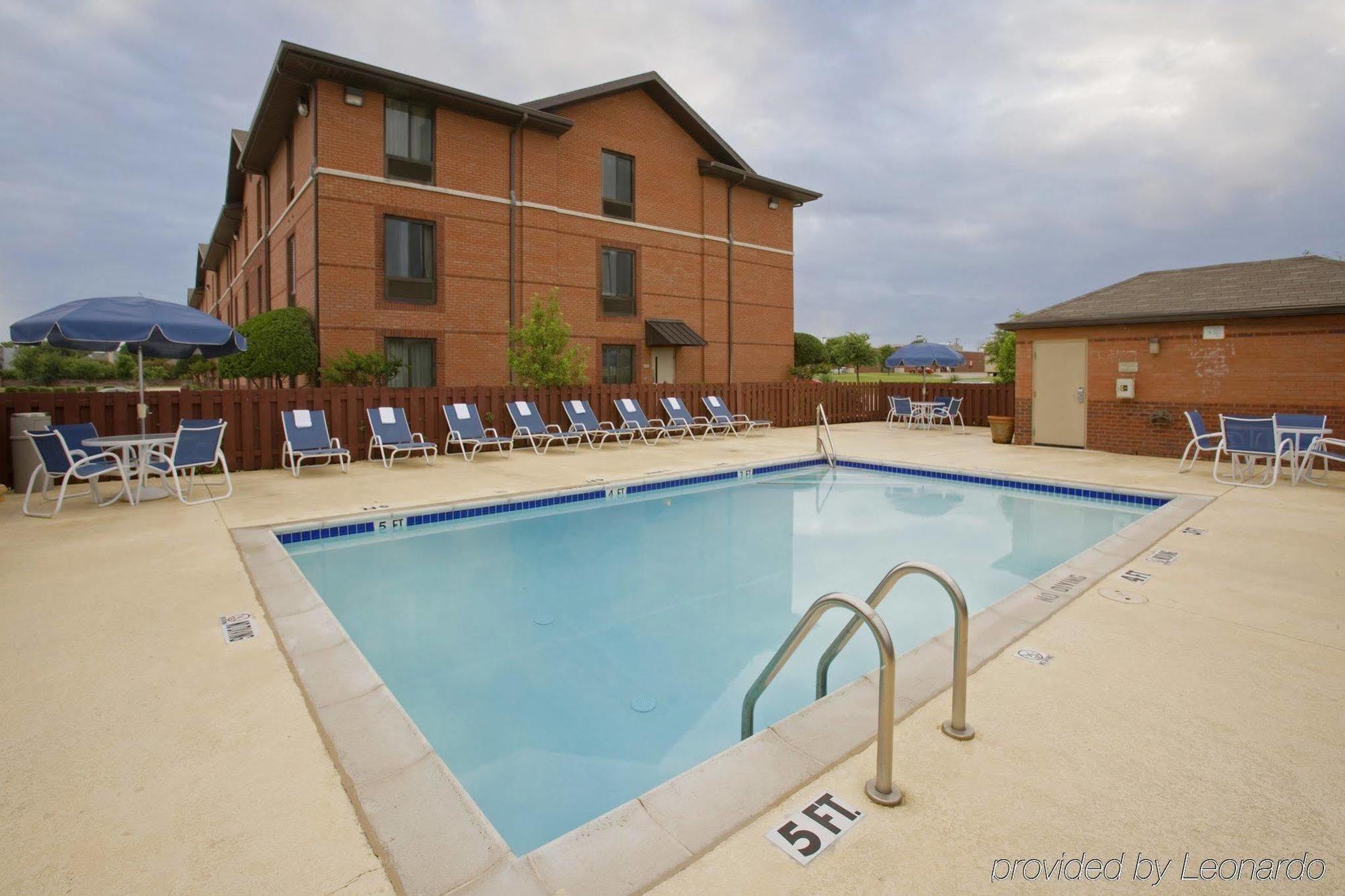 Hometowne Studios And Suites By Red Roof Greensboro Extérieur photo