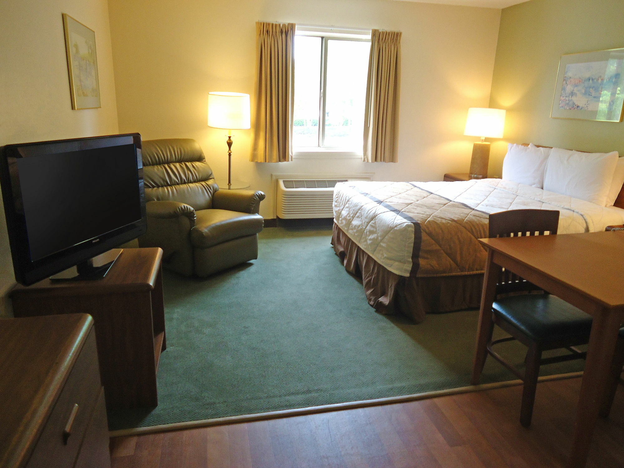 Hometowne Studios And Suites By Red Roof Greensboro Extérieur photo